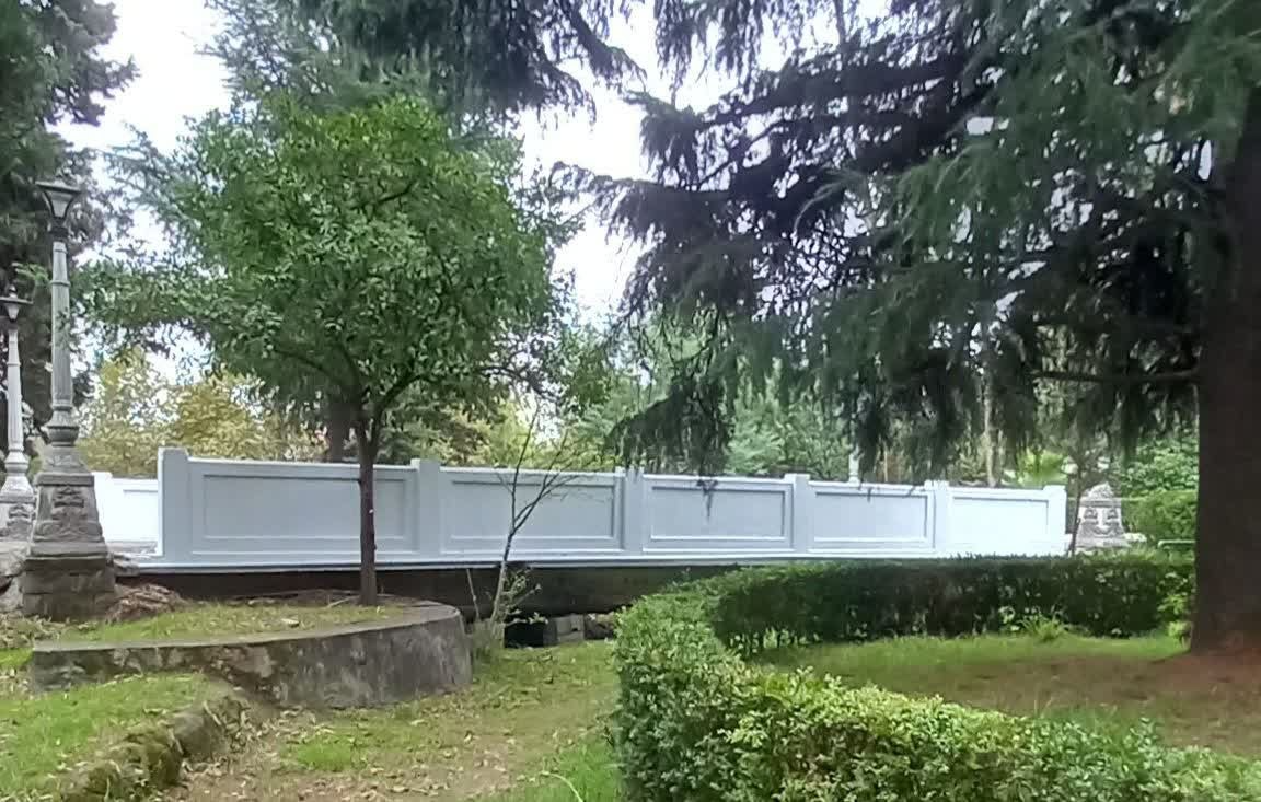 پلها و پایه چراغ های بلوار معلم رنگ آمیزی و آراسته گردید